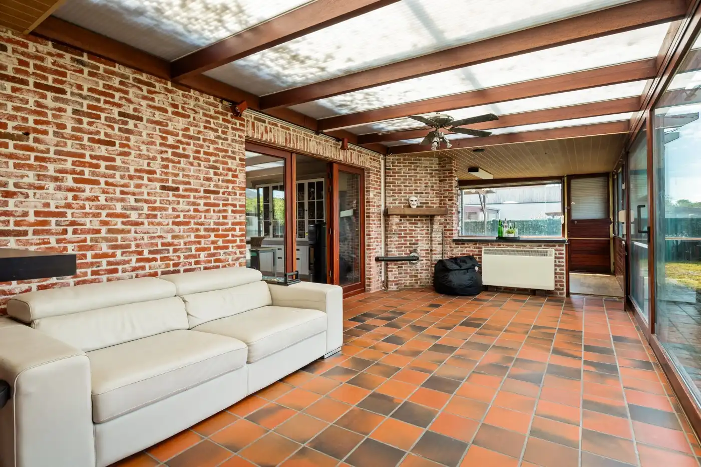 Charmante, te renoveren woning met ruime groene tuin foto 13
