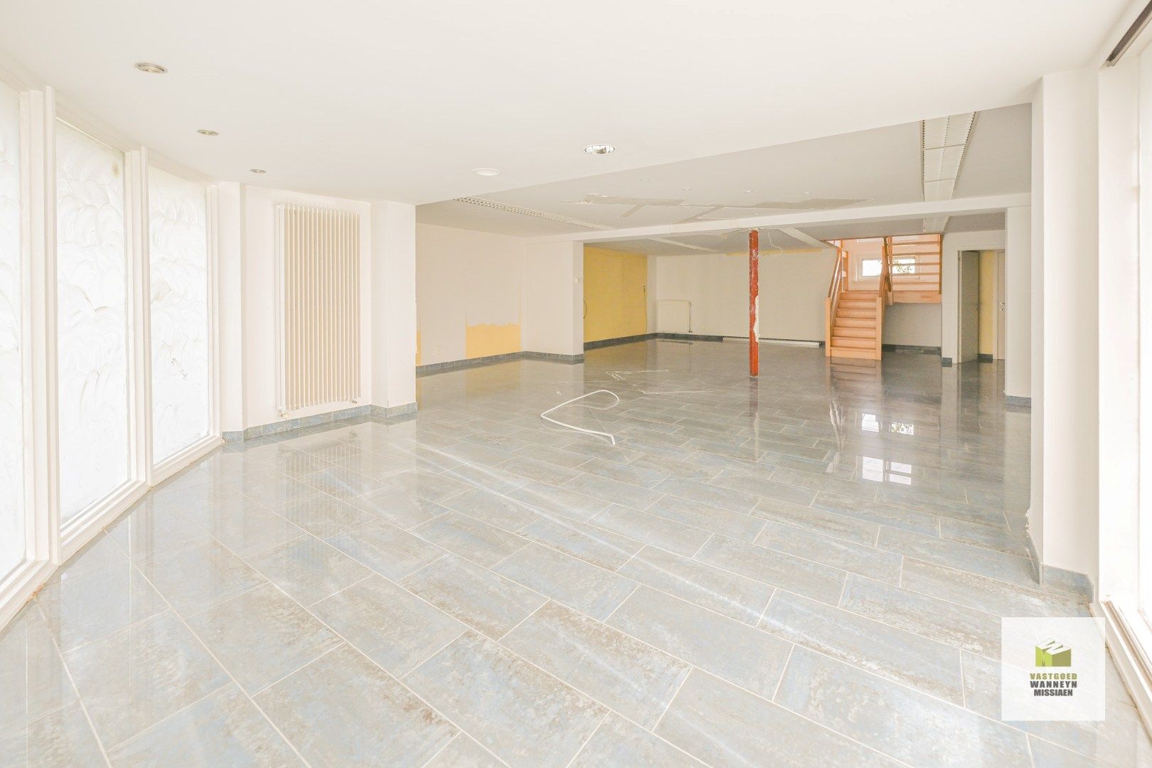 Kantoorruimte met woning op 1056 m2 foto 3