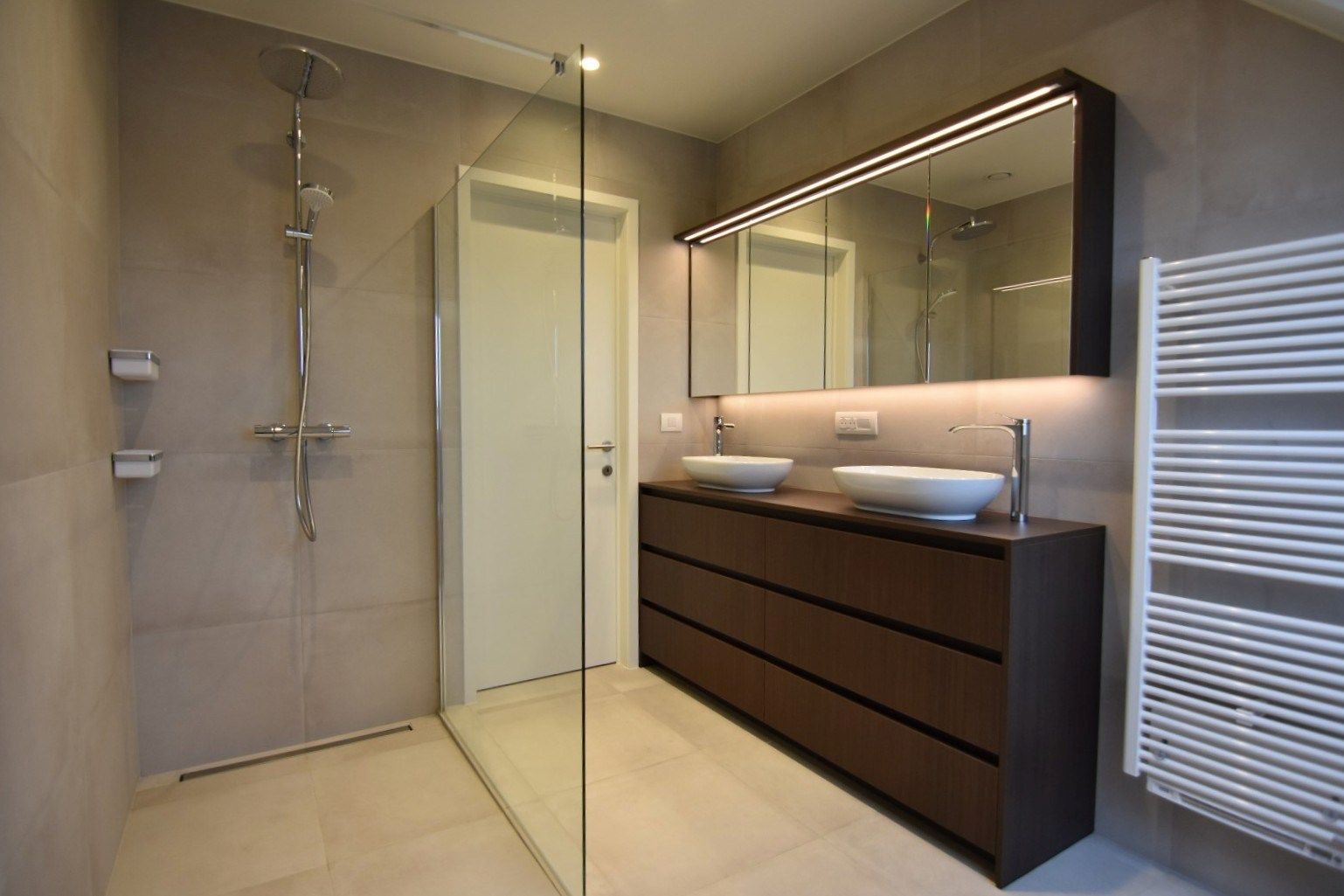 Prachtig afgewerkte nieuwbouw woning in leuke woonwijk foto 22