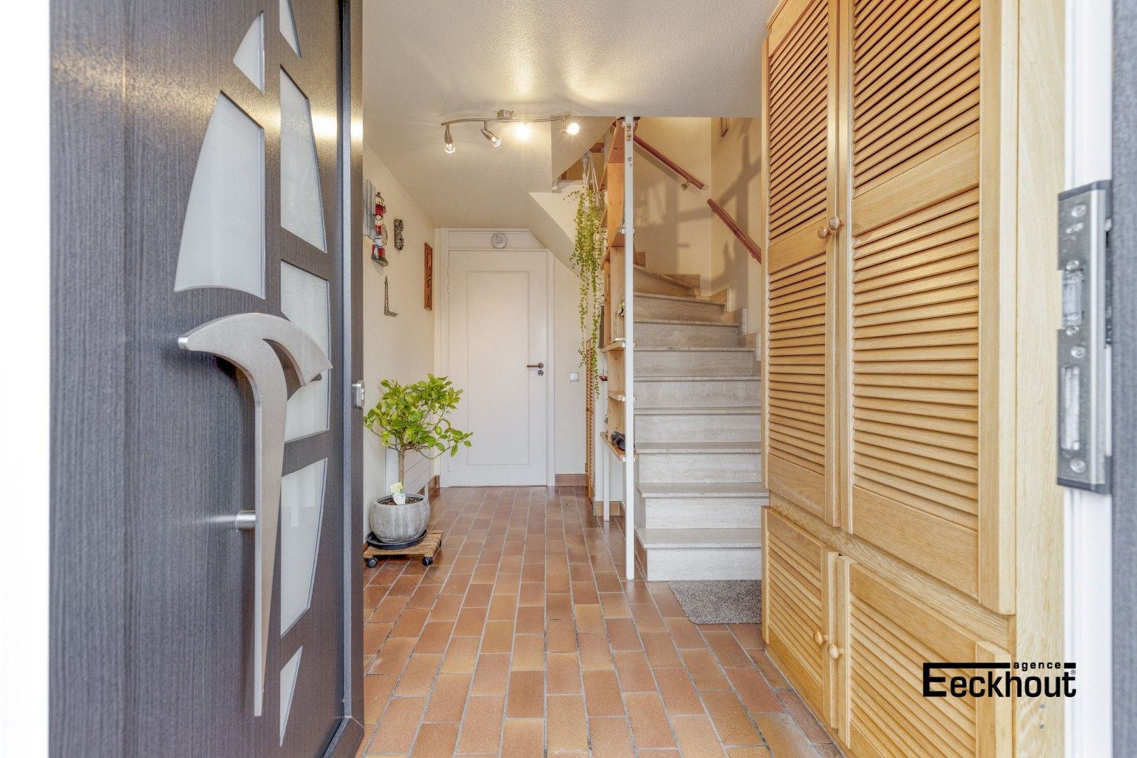 Instapklare ruime bel-etage woning (217 m² bewoonbare oppervlakte) met dubbele garage en grote tuin op topligging in Oostende foto 4