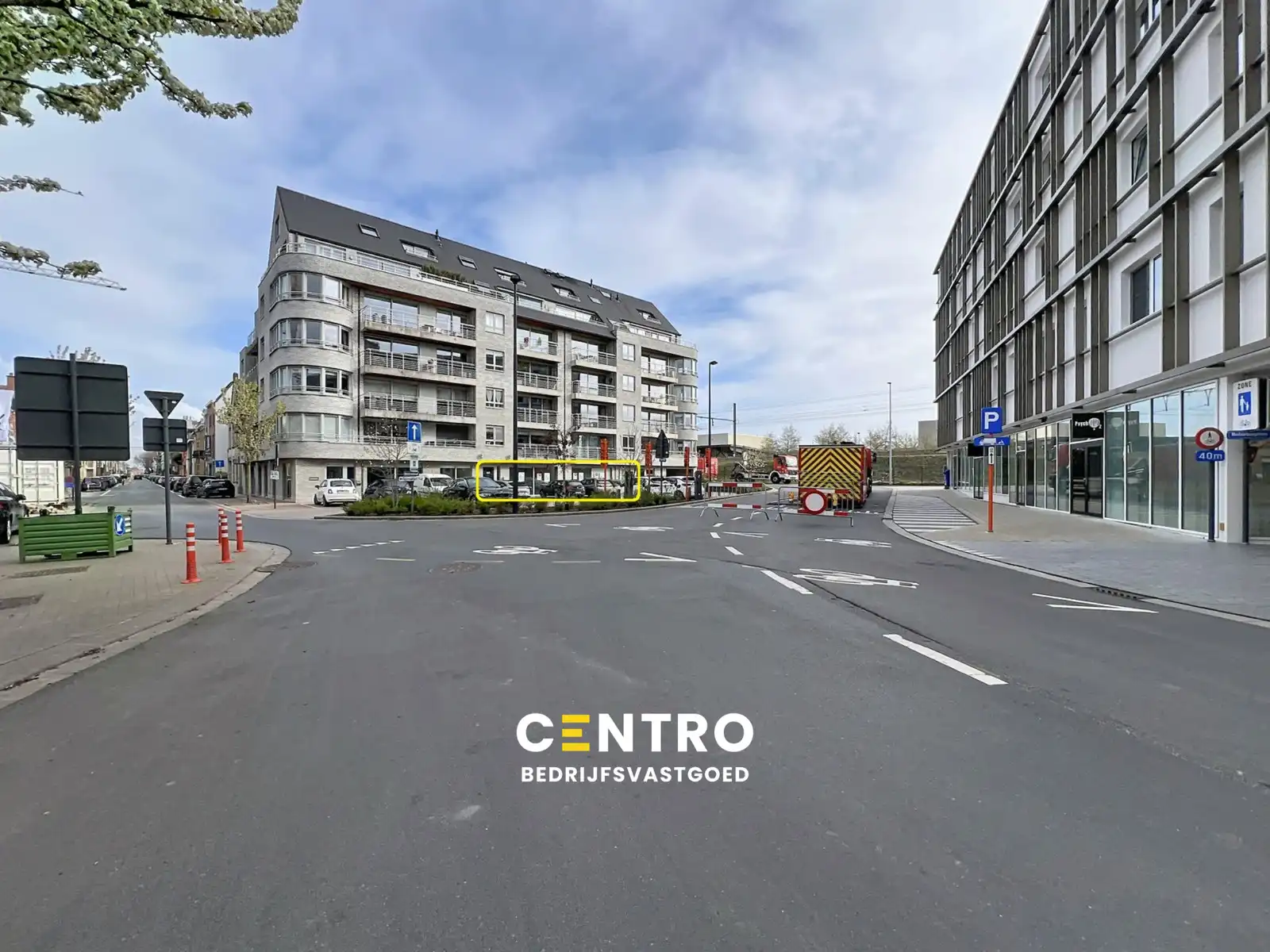 Volledig instapklare LICHTRIJKE commerciële ruimte ± 185m²  (kantoor, diensten, vrije beroepen,...) in het CENTRUM! foto {{pictureIndex}}