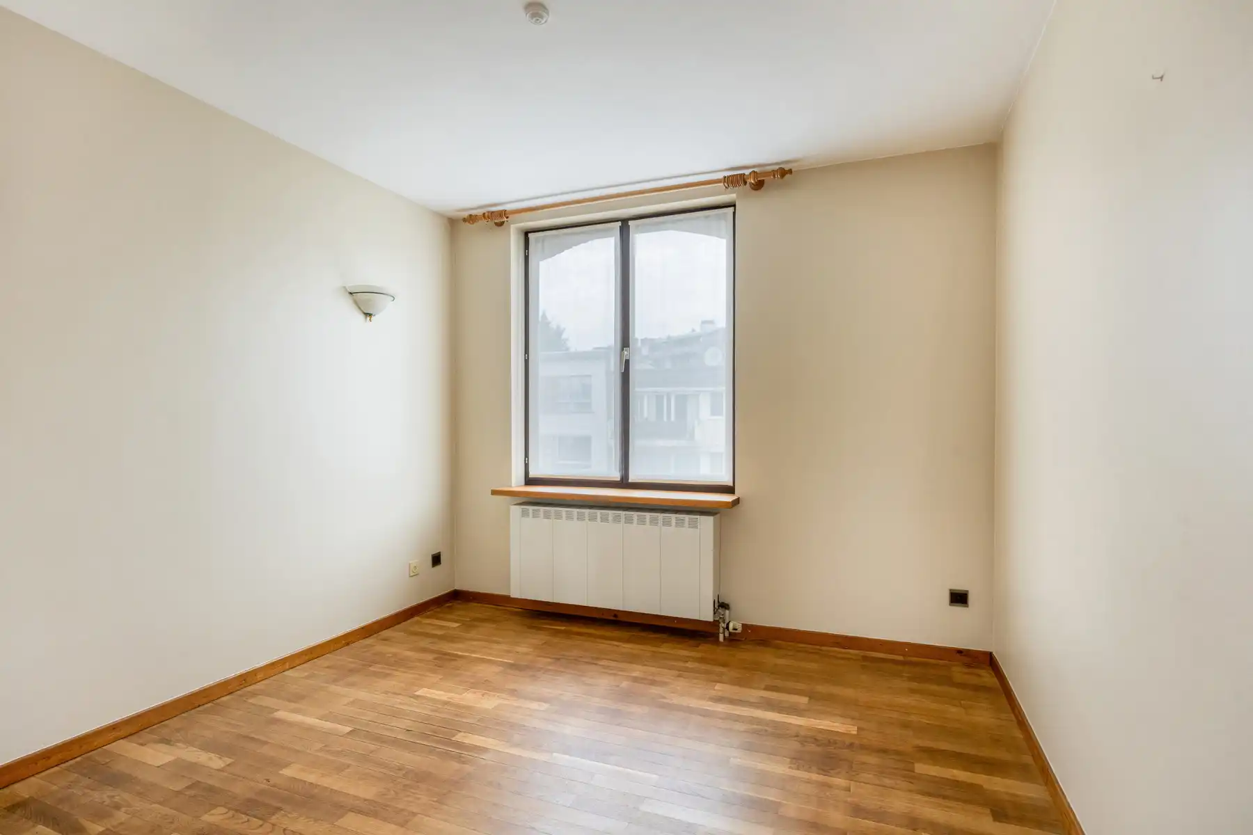 Leemans Immobiliën biedt u deze ruime bel-etagewoning te huur aan in Zellik. foto 18