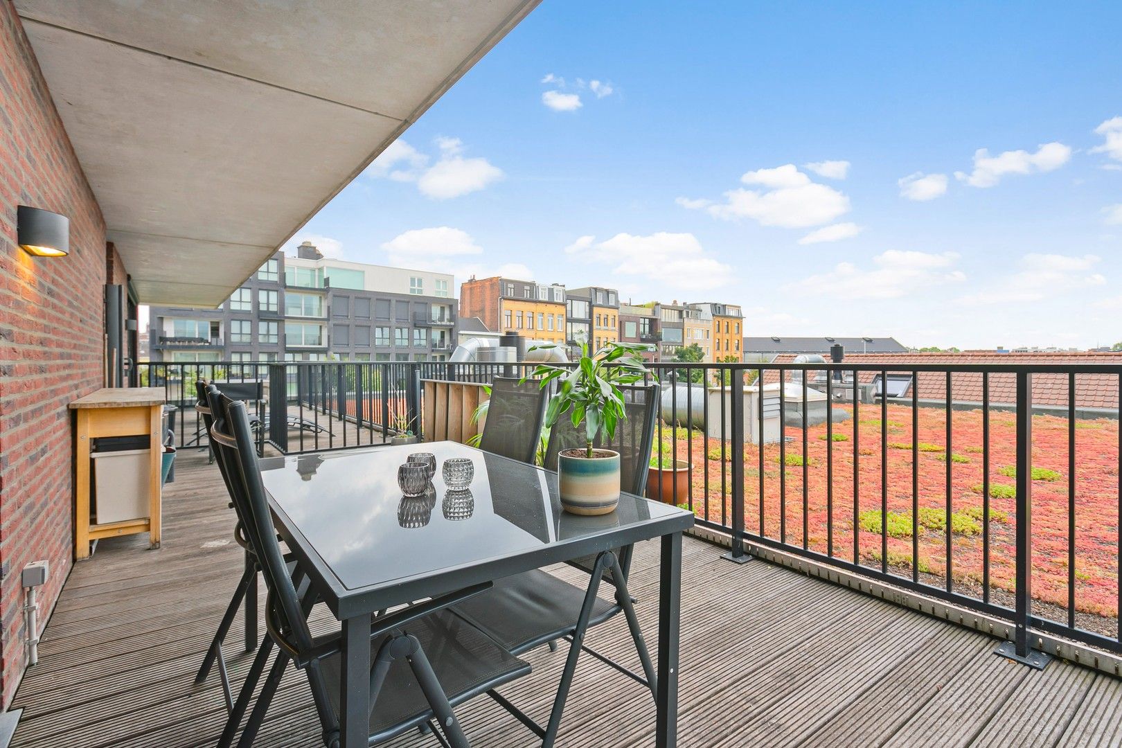 Prachtig hoekappartement met 2 grote terrassen, parking, fietsenstalling en kelder. foto 5