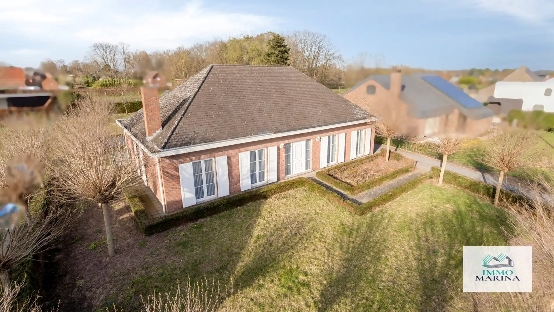 Gelijkvloerse woning met tuin en garage op 15a31ca foto {{pictureIndex}}