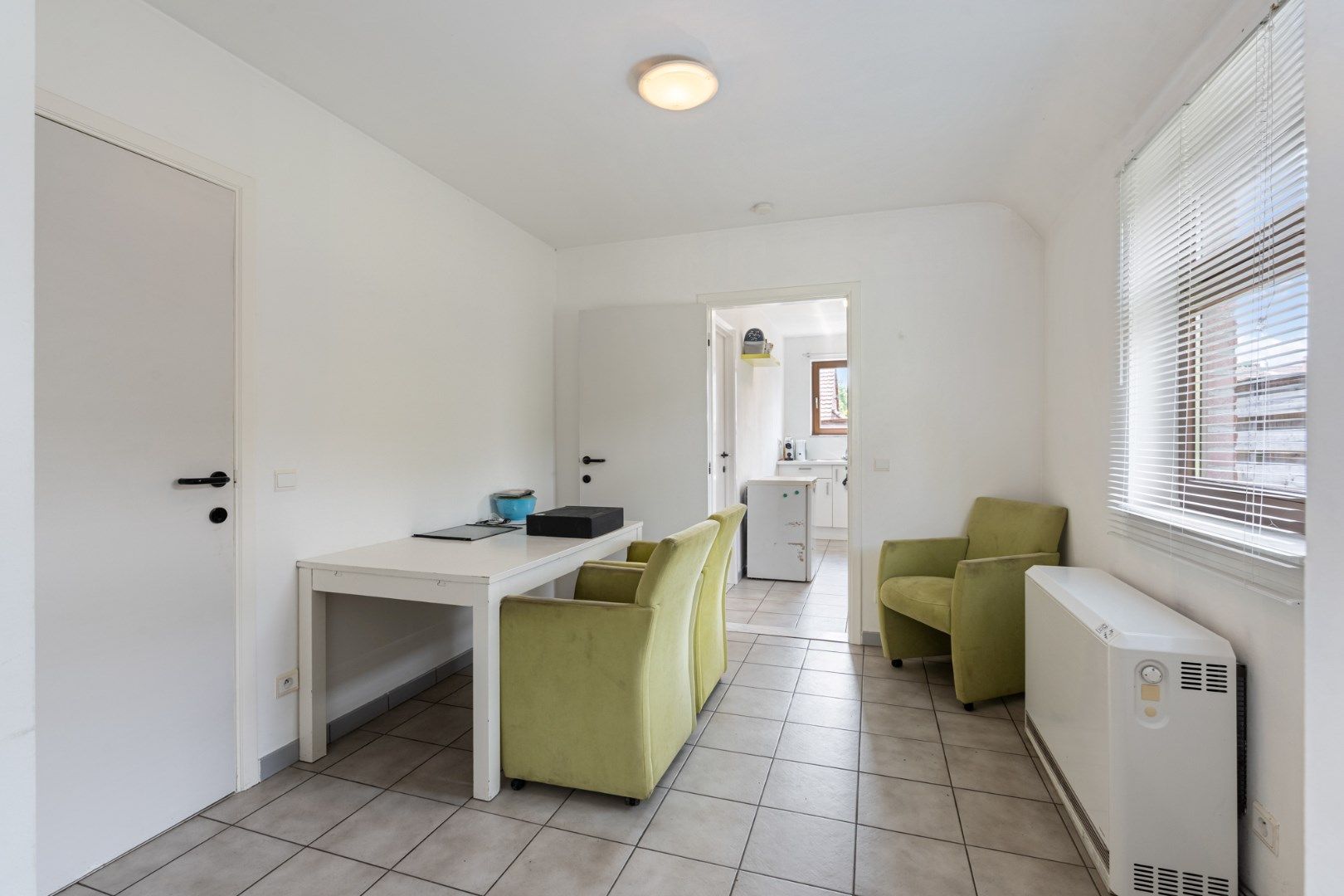 Comfortabel gebouw, onderverdeeld in een gelijkvloers appartement en een woning (210 + 210A), op een perceel van 9a60 met diverse mogelijkheden (kangoeroewoning foto 7