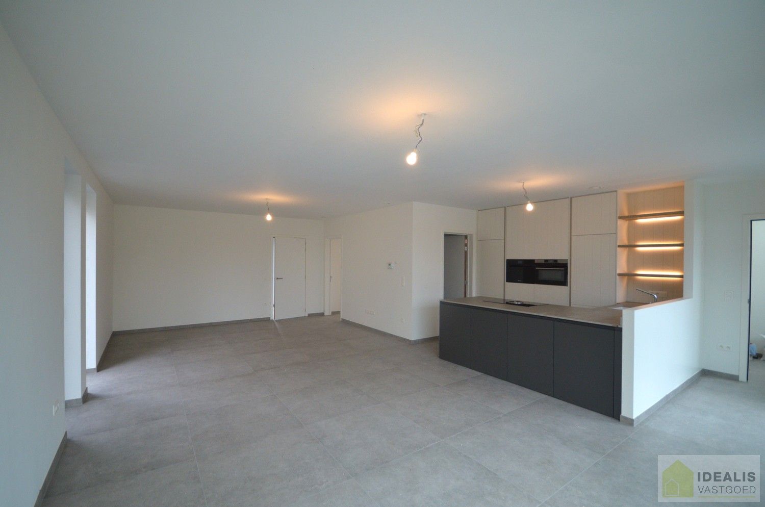 IDEALIS VASTGOED  - Uiterst ruime nieuwbouwwoning met een fijne leefruimte, 4 slaapkamers, praktische wasruimte en inbouwkasten! De woning is volledig geschilderd en dus instapklaar!! Centrale ligging t.o.v. het centrum van Overpelt, alsook vlakbij expresweg A24. foto 6