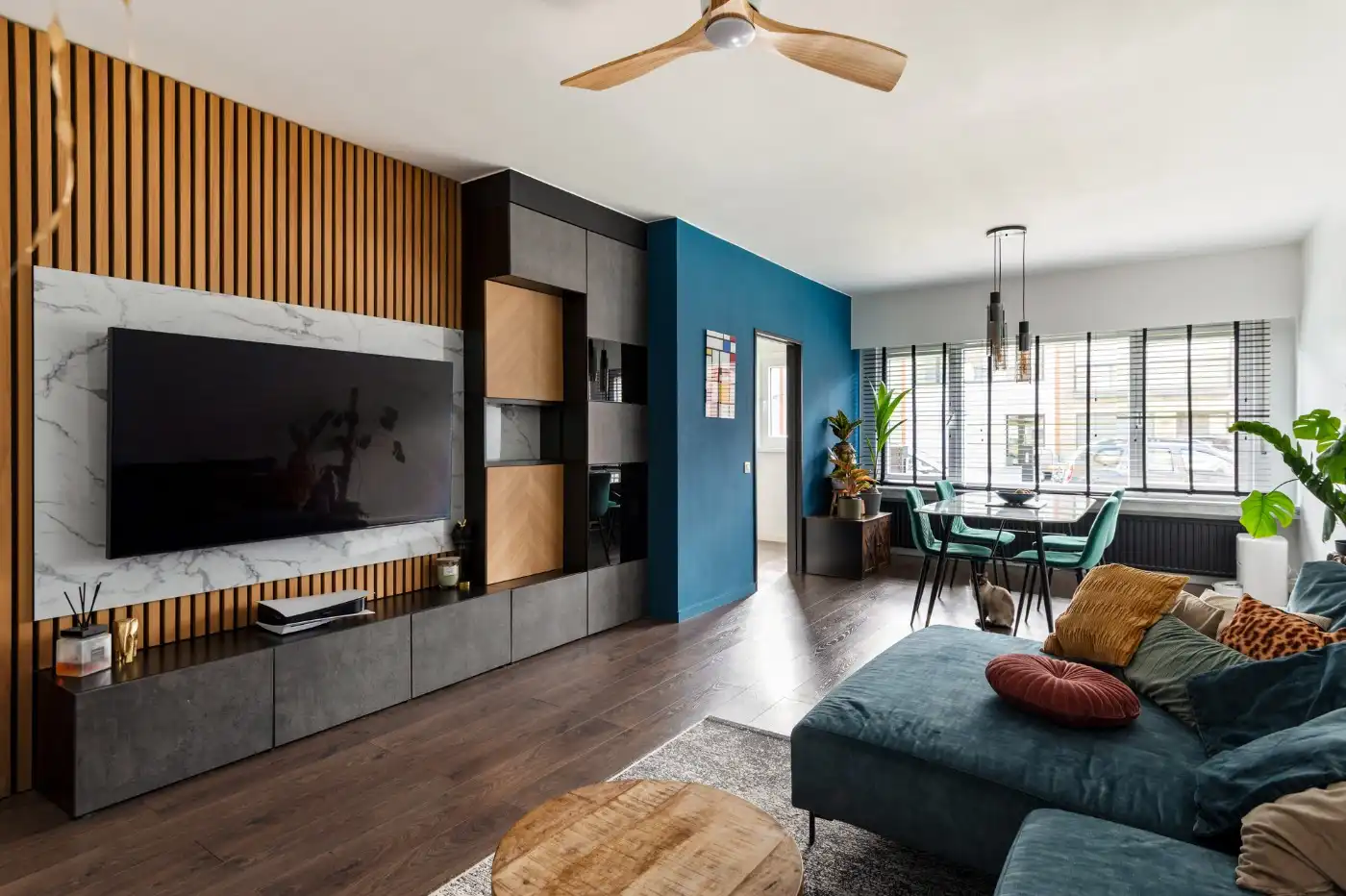 Keurig gerenoveerd, gelijkvloers appt. met 2 slpk., terrasje en garagebox foto {{pictureIndex}}