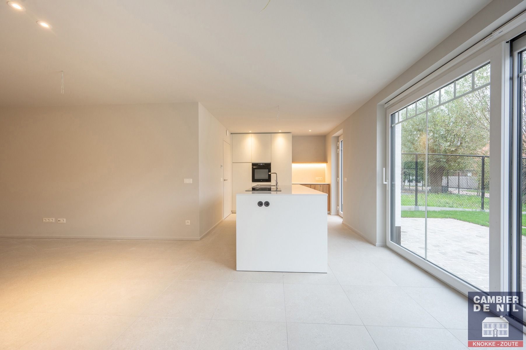 Nieuwbouw woning in een nieuwe residentiële wijk foto 3