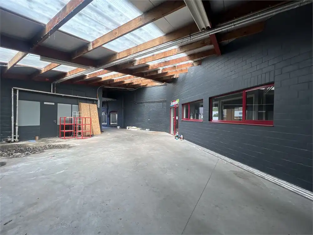 Ruim magazijn (1500m²) op perceel van 1920m²! foto 6