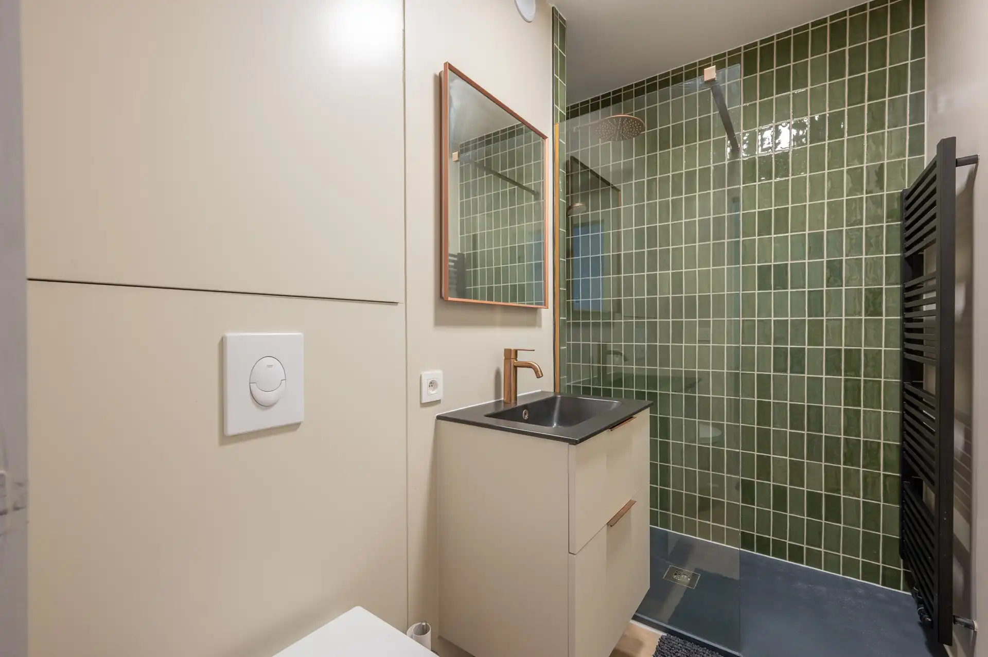 Ongemeubeld: vernieuwde studio op de Lippenslaan! foto 6