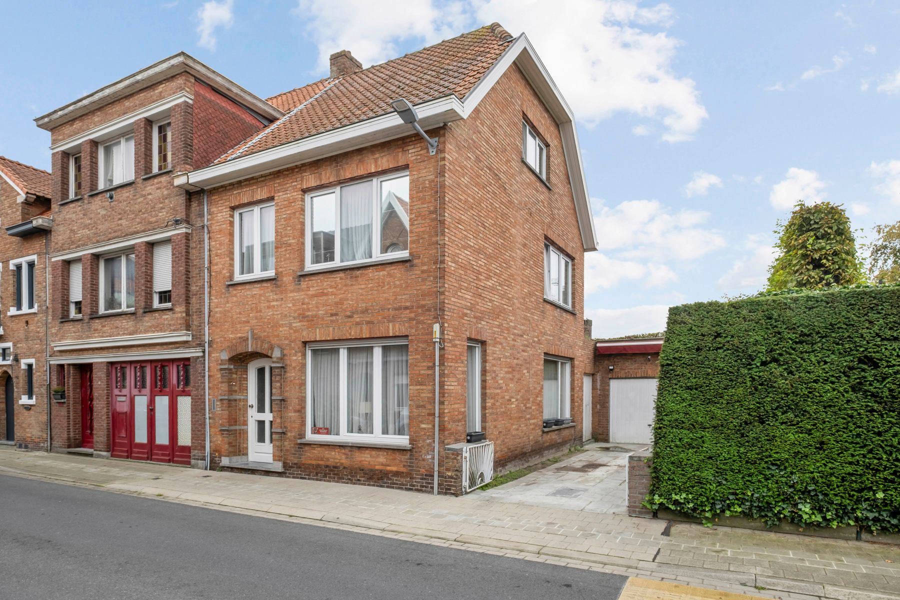 Hoofdfoto van de publicatie: Te renoveren HOB met garage op centrale ligging