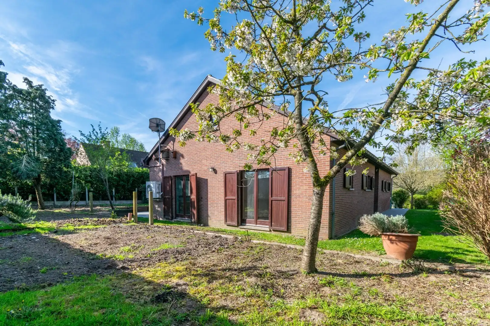 Een ruime (250m²), te moderniseren villa!! foto 20