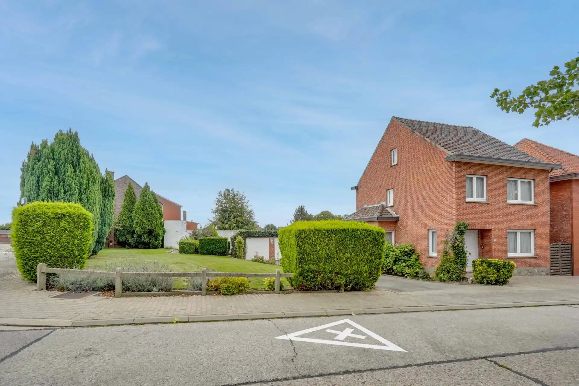 Ruime woning met potentiële bouwgrond foto 2