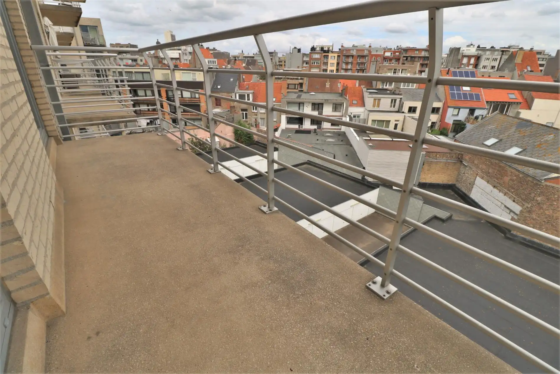 Instapklaar 2-slaapkamer appartement nabij het centrum van Oostende! foto 2