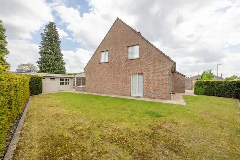 Prachtige alleenstaande instapklare woning met 5 slaapkamers inpandige garage, mooi terras en tuin TE KOOP in hartje Sint-Baafs-Vijve foto 2