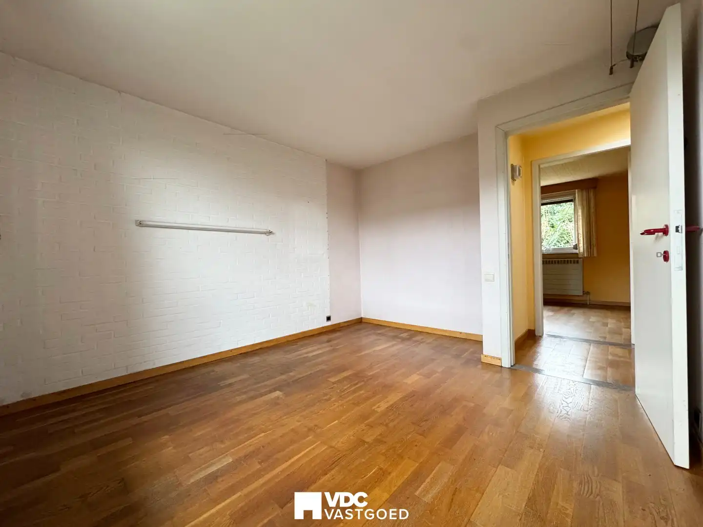 Ruime open bebouwing met prachtige tuin en veel potentieel foto 16