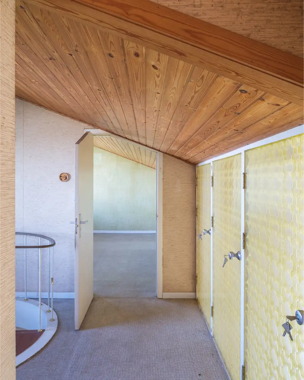 Mid-century modern villa met vier slaapkamers, verdeeld over drie niveaus, gelegen op een groen perceel in Lievegem. foto 12
