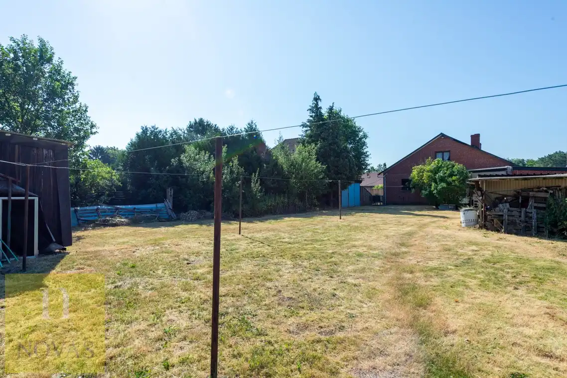 Landelijk gelegen woning op een perceel van 15 are, 23m straatbreedte foto 24