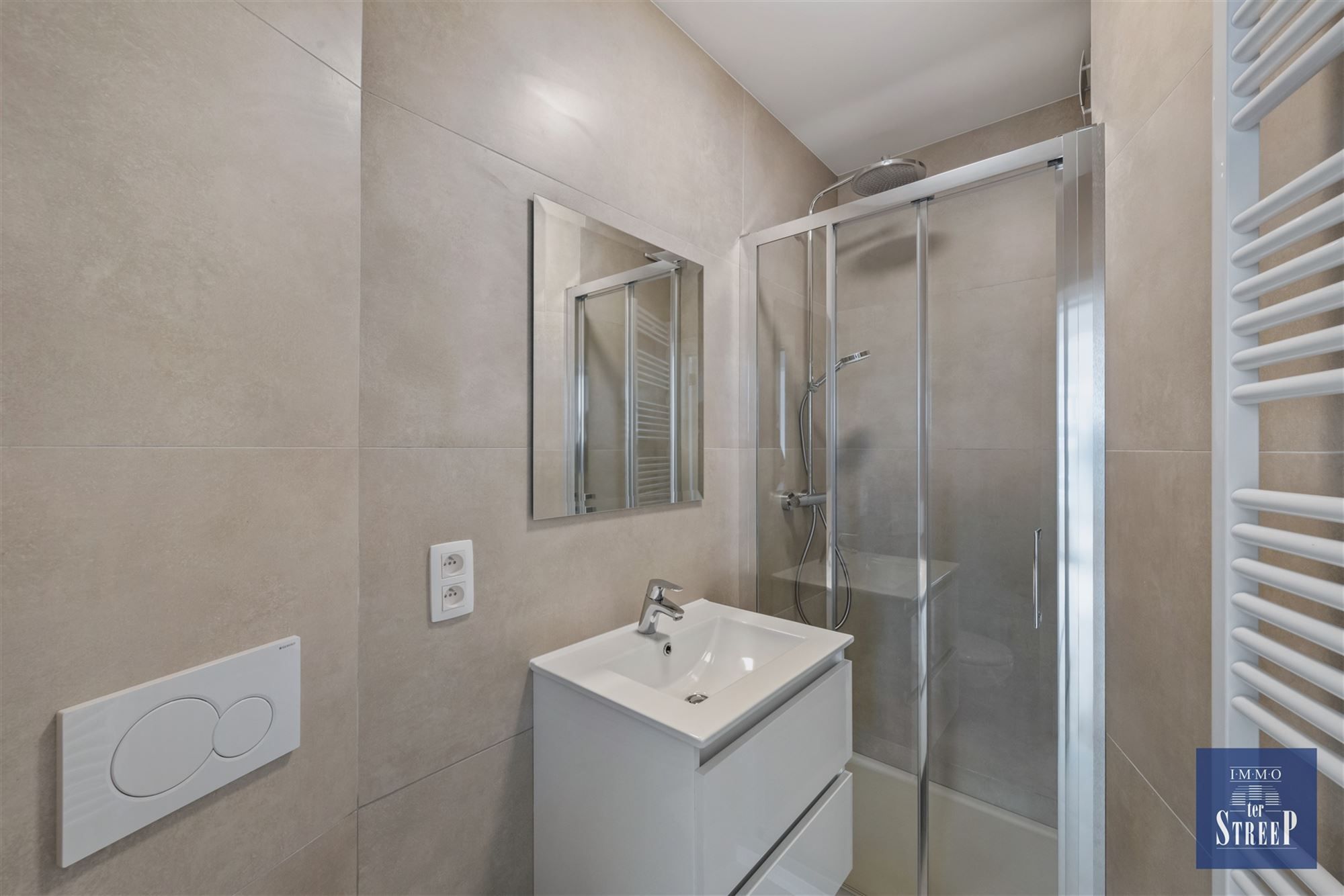 Volledig gerenoveerd appartement met 1 slaapkamer foto 12