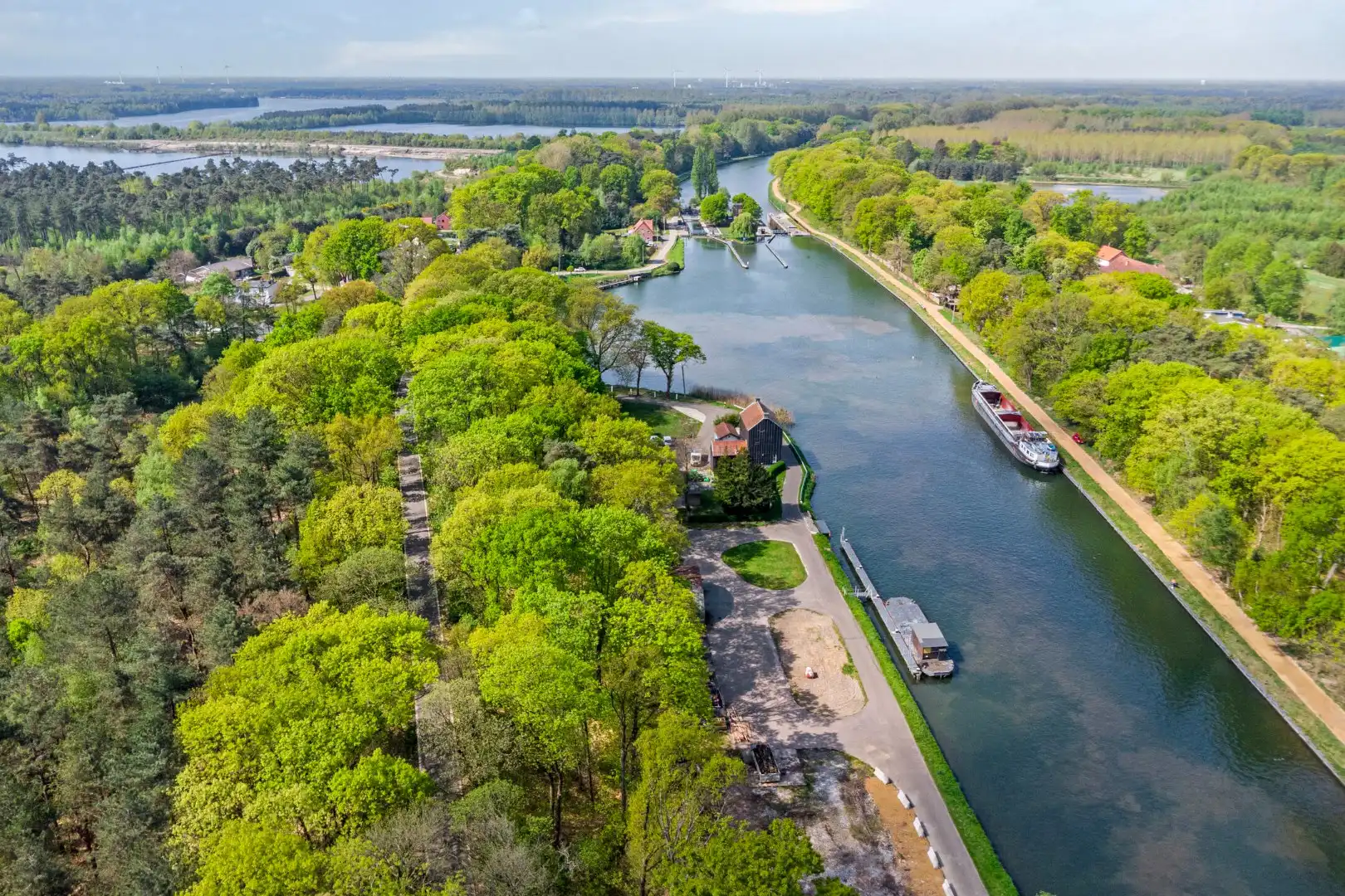 Prachtig gelegen bouwgrond van 1.277 m² voor ruime open bebouwing ! foto 4