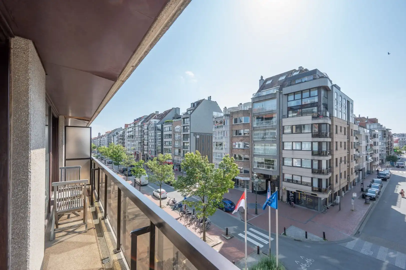 Ruim en prachtig gerenoveerd hoekappartement gelegen aan de westkant van de Lippenslaan foto 16