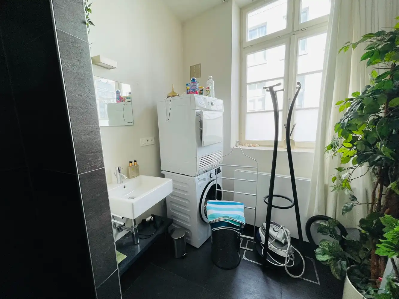 Brugge centrum , op een Idyllische locatie, aan één van de mooiste reien van Brugge,  RECENT GERENOVEERD LICHTRIJK GEMEUBELD🪑🛌HOEKHUIS foto 13