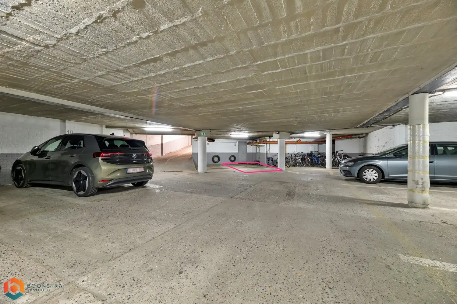 Ruime autostaanplaats op een toplocatie foto 3