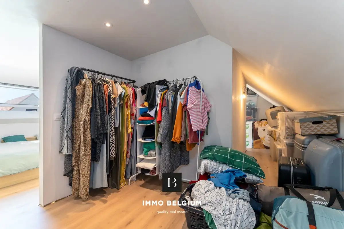 Ruime gerenoveerde woning met 4 slaapkamers in het centrum foto 17