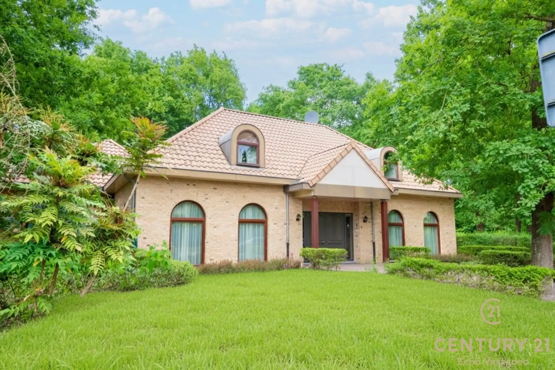 Riante villa met 5 slaapkamers, 4 badkamers en binnenzwembad foto 2