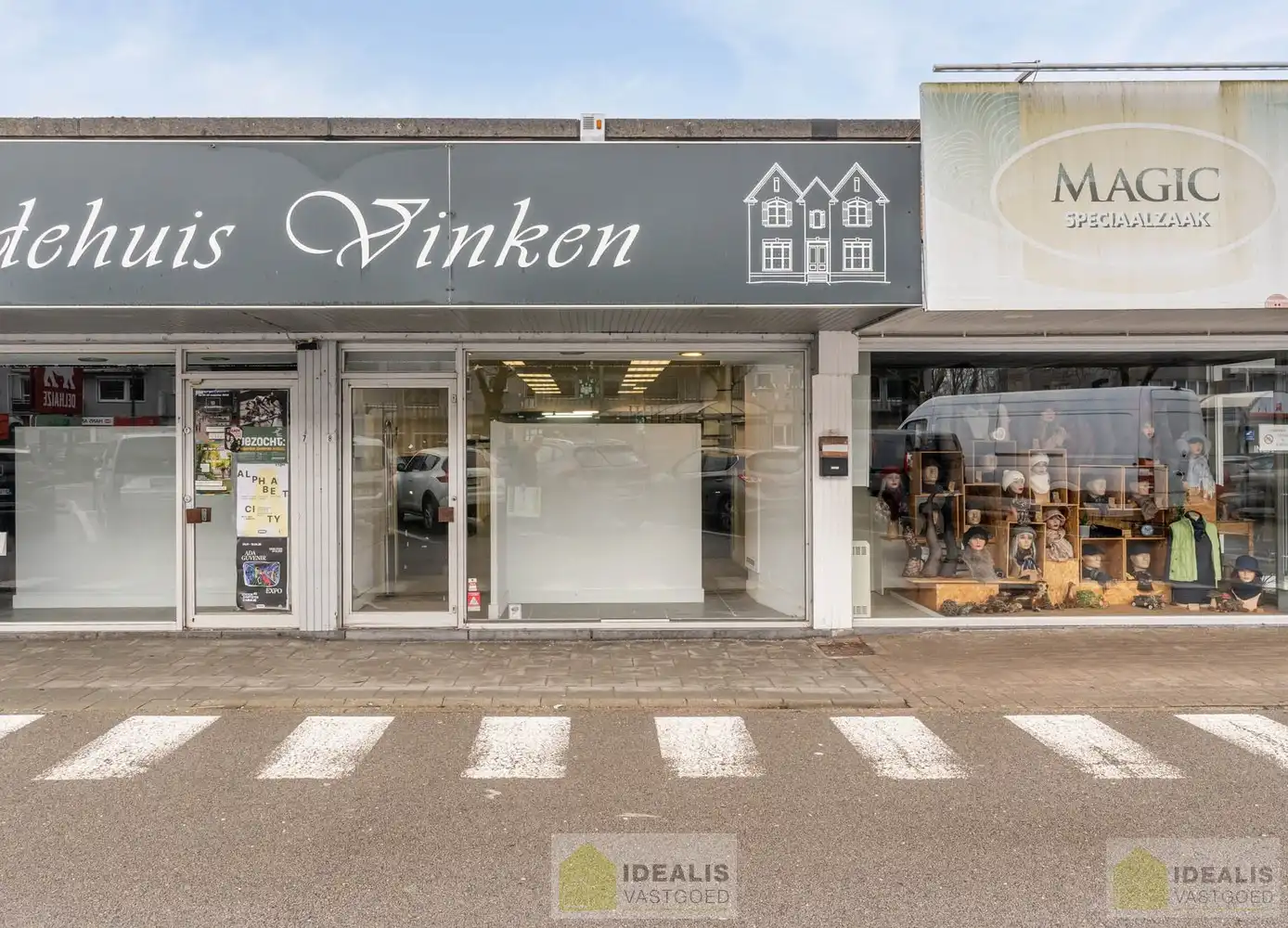 ZEER CENTRAAL GELEGEN HANDELSRUIMTE TE PELT (NEERPELT) MET PARKING VOOR DE DEUR! Deze handelsruimte met een oppervlakte van ca.90m² gelegen te Kempenplein in Pelt (Neerpelt) is uiterst geschikt als winkel of kantoorruimte en gelegen op een toplocatie. foto 3