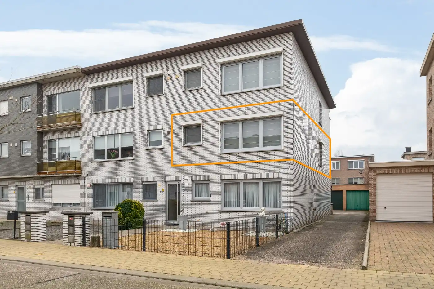 Gezellig, instapklaar app. op 1e verd. met 2 slpk., balkon en een garagebox foto {{pictureIndex}}