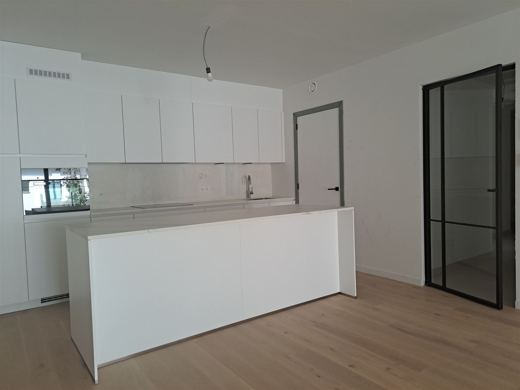 Ontdek dit moderne appartement met een luxueuze afwerking en mooi design. 2 slaapkamers met elk hun badkamer. En met ondergrondse parking. foto 8