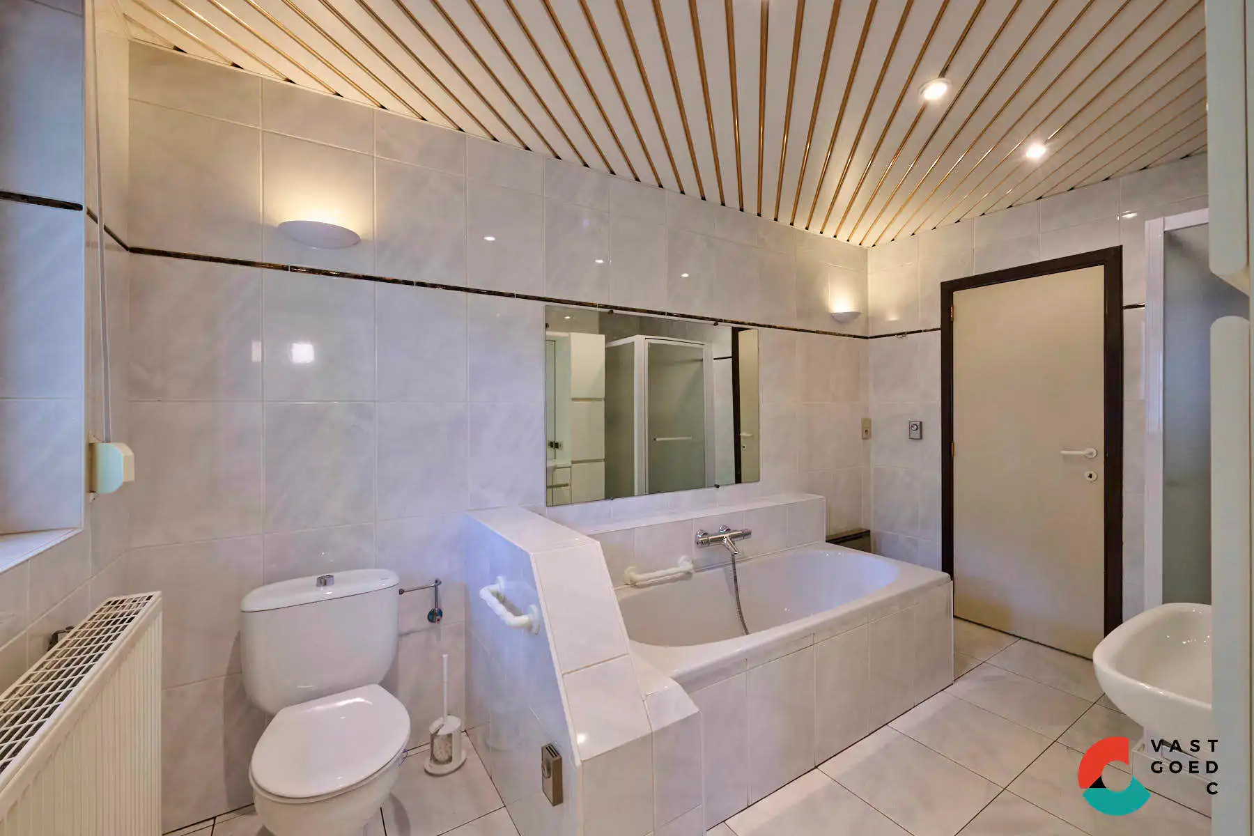 Knap landhuis op een bosrijk perceel van 58,63 are foto 9