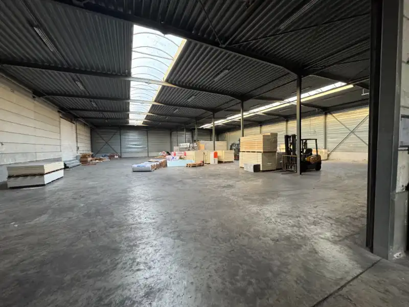 Merksem: magazijn met 4 laadkades en 3 sectionaalpoorten foto {{pictureIndex}}