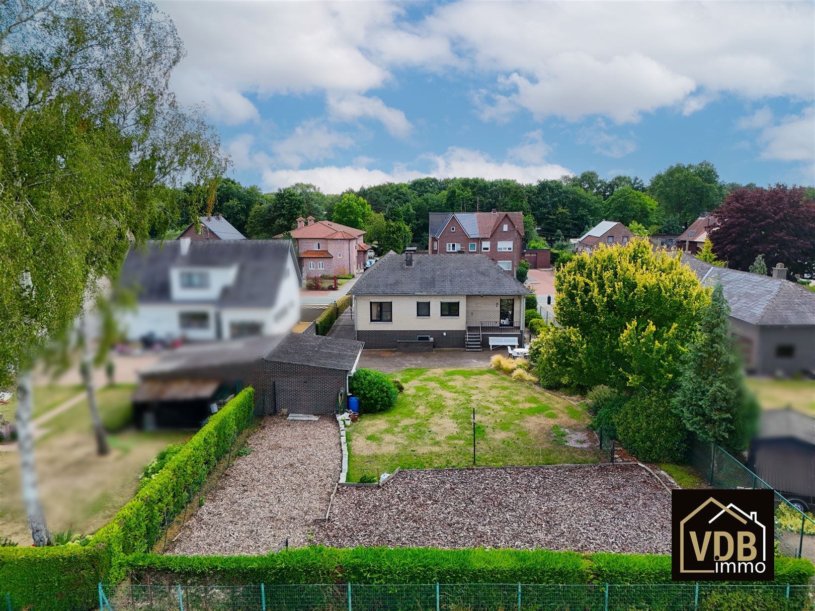 BUNGALOW -  WONING MET 3 SLAAPKAMERS EN 2 GARAGES foto 4