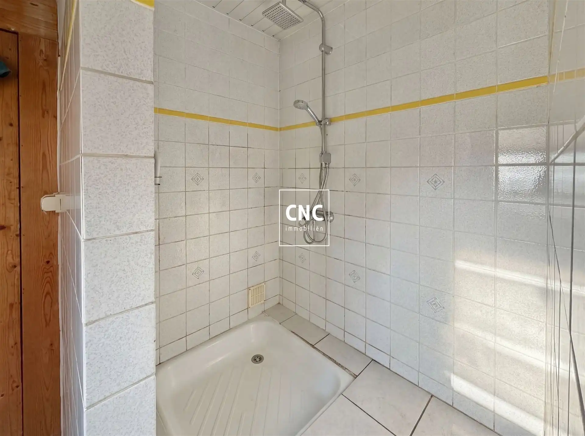 Rijwoning met renovatiepotentieel in het hart van Heist foto 18