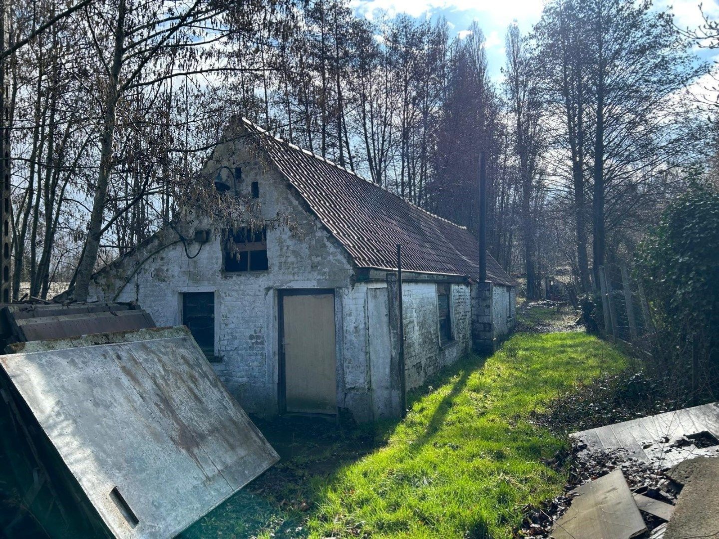 Te slopen en her op te bouwen woning TE KOOP tussen Sint-Eloois-Vijve en Desselgem, totale oppervlakte van de percelen 7639m²!! foto 6