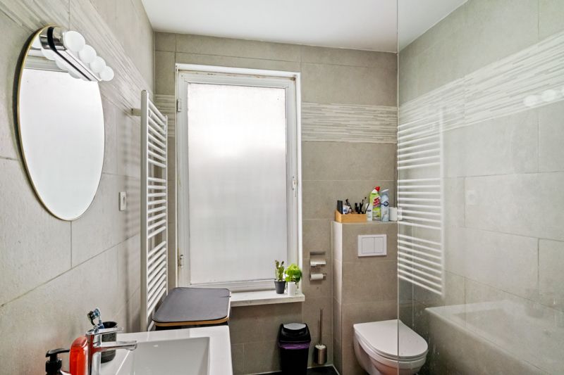 Zedelgem. Centraal gelegen vernieuwde HALF OPEN BEBOUWING met 4 slaapkamers, dressing, garage en bergingen. Ideale ruime gezinswoning met vloerverwarming! foto 7