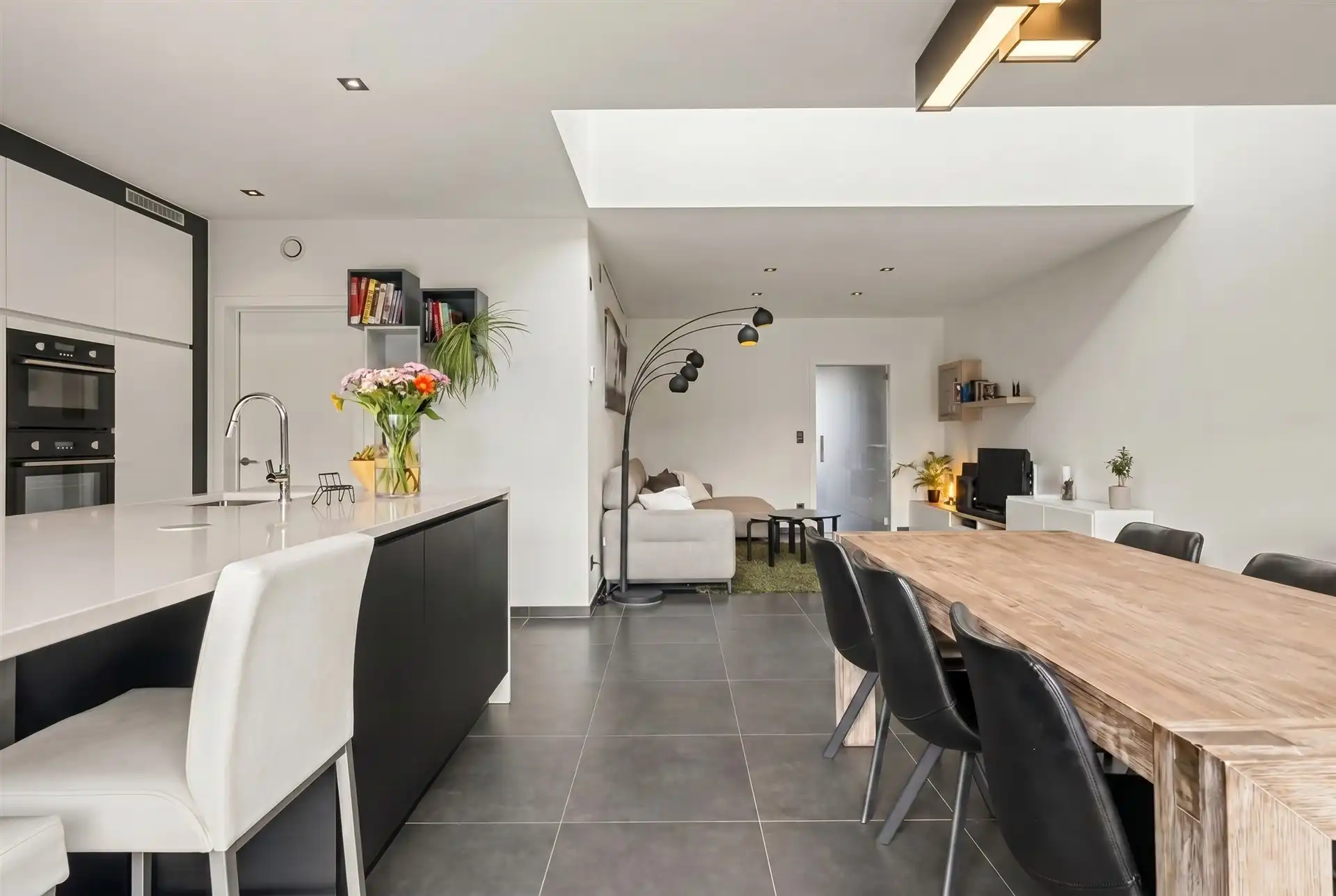 Uitstekend gelegen gezinswoning met inpandige garage en mooi aangelegde tuin (430m²) foto 7
