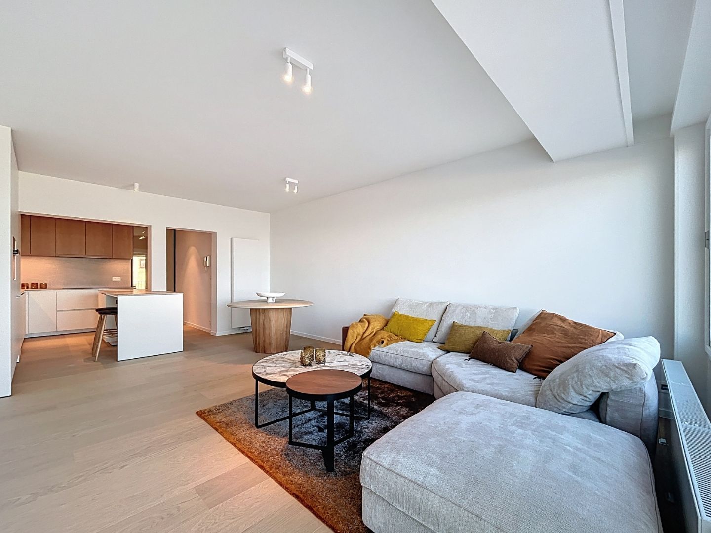 Gerenoveerd  twee slaapkamer appartement met frontaal zeezicht én centrale ligging foto 2