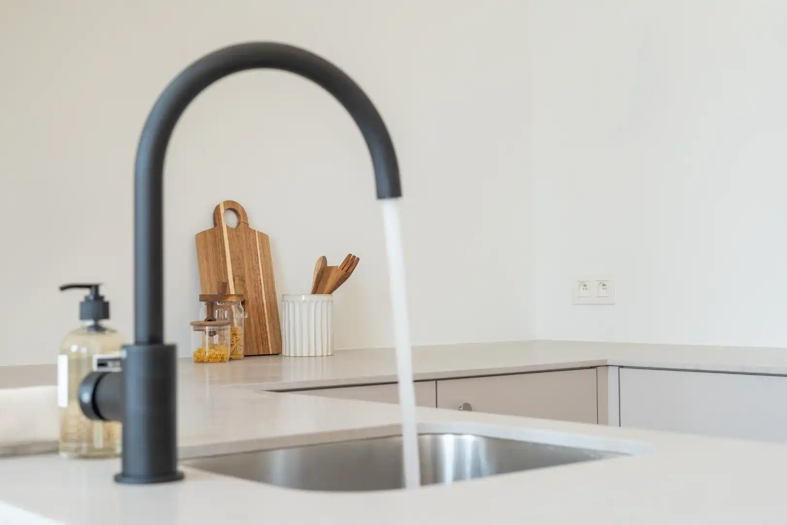 Appartement te koop in Oostende – hoge plafonds en karaktervolle architectuur nabij Achturenplein foto 5