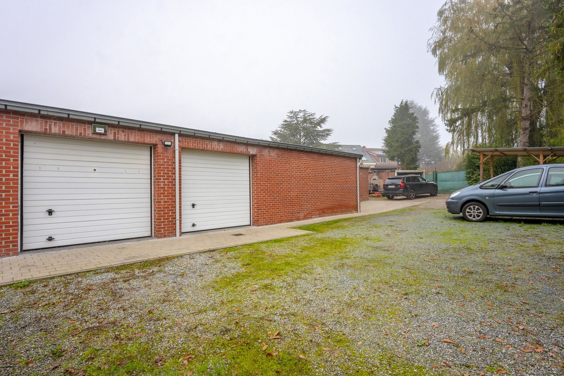 Lot van 1 magazijn, 3 garageboxen, 1 berging en 5 parkings foto {{pictureIndex}}