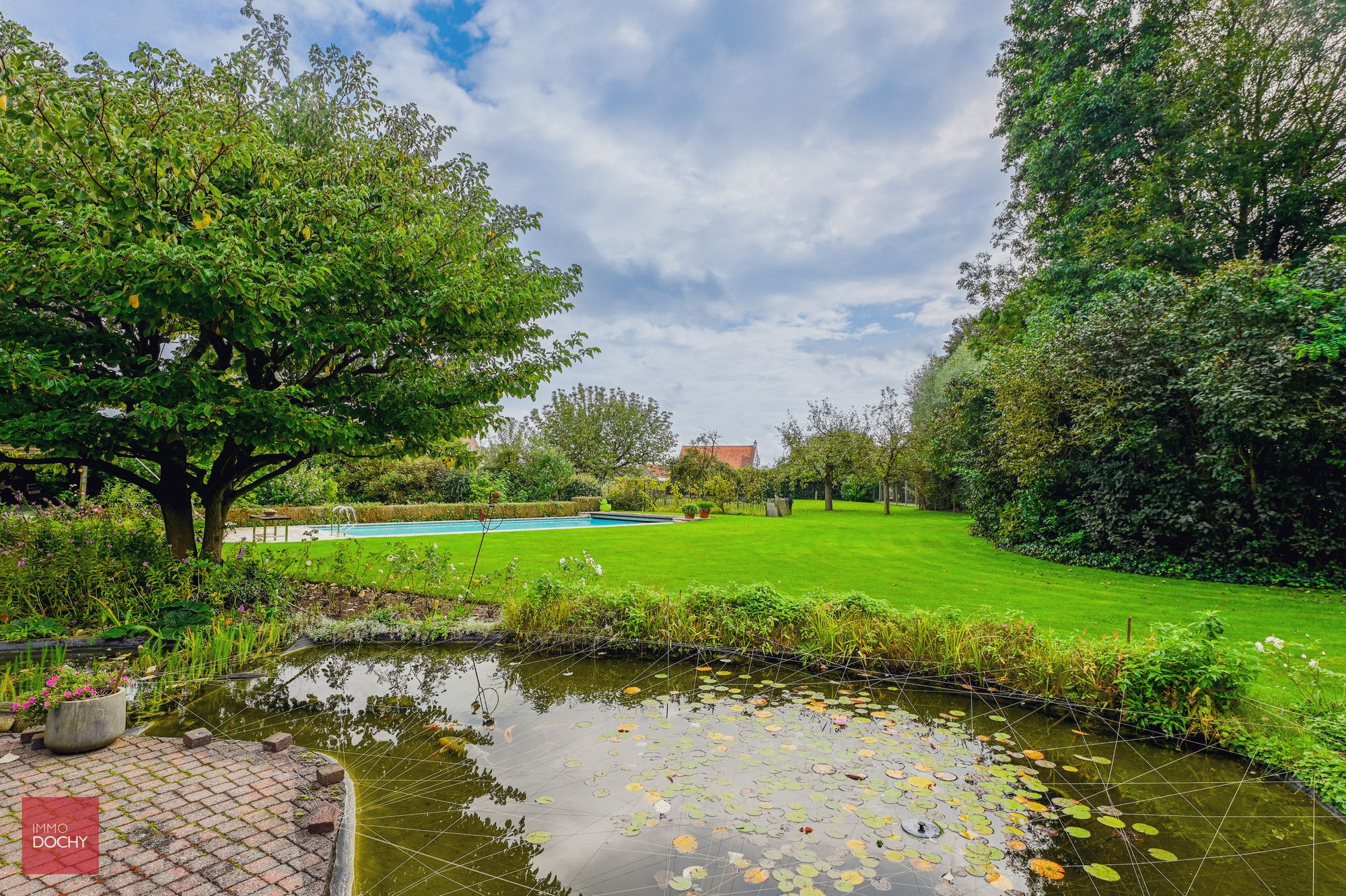 Goed gelegen villa op prachtig stuk (bouw)grond foto 5