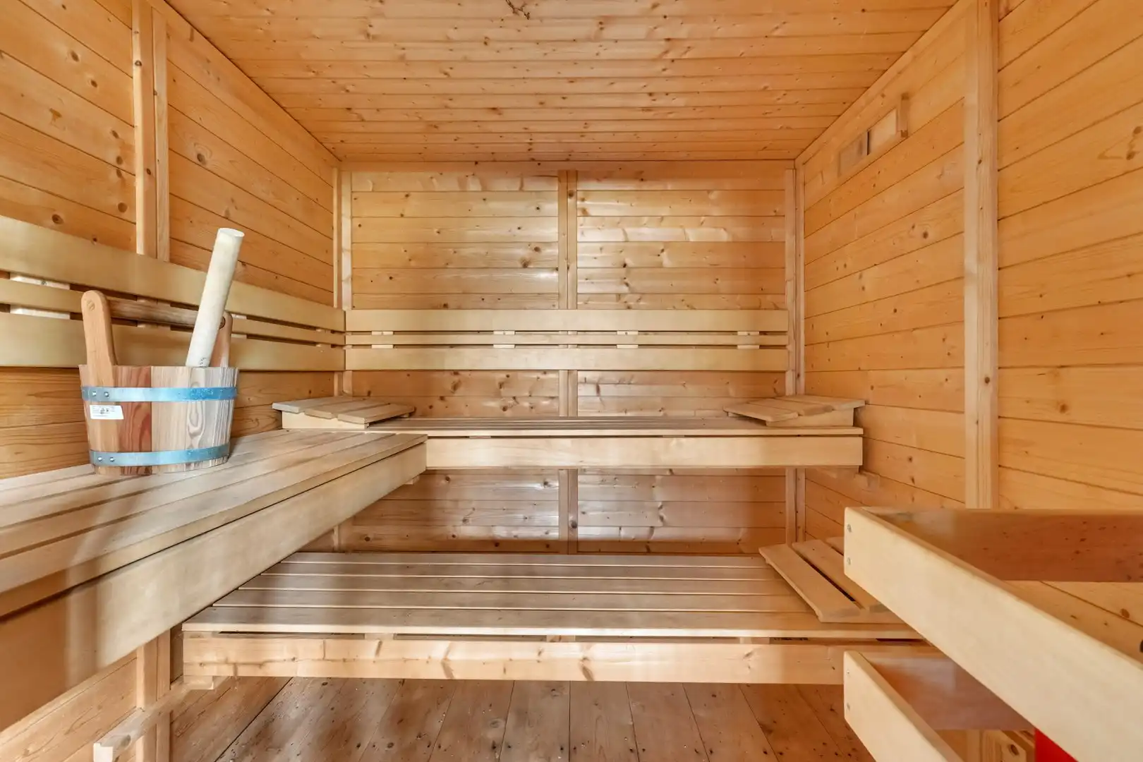 INSTAPKLARE GEZINSWONING MET ZWEMBAD, SAUNA EN RUIME TUIN OP TOPLOCATIE IN LANAKEN foto 21