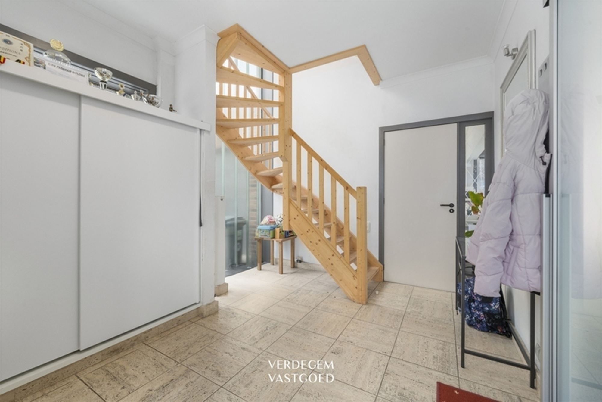 Ruime woning met 5 slaapkamers, zuidwestgerichte tuin en inpandige garage met oprit in een rustige straat foto 10