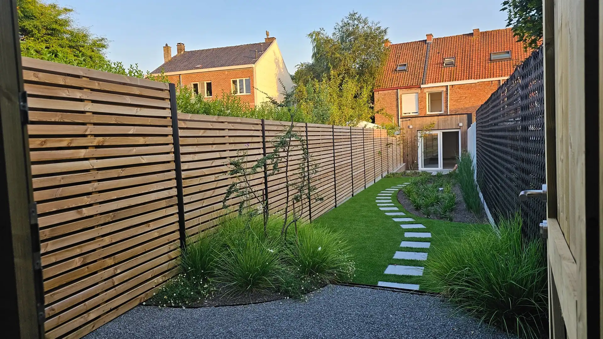 Volledig vernieuwde rijwoning met 3 slaapkamers, aangelegde tuin en private parkeerplaats foto 24