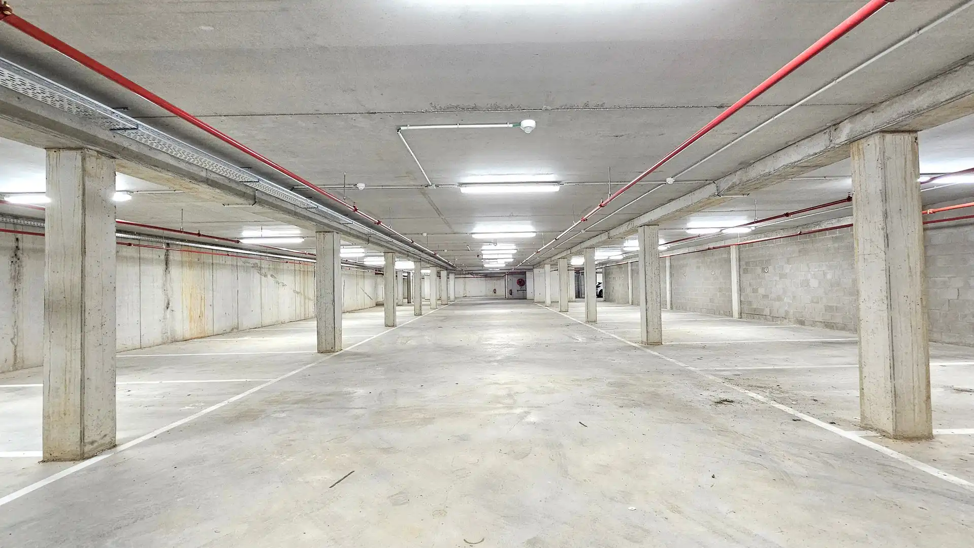 Autostaanplaats in nieuwbouw foto {{pictureIndex}}