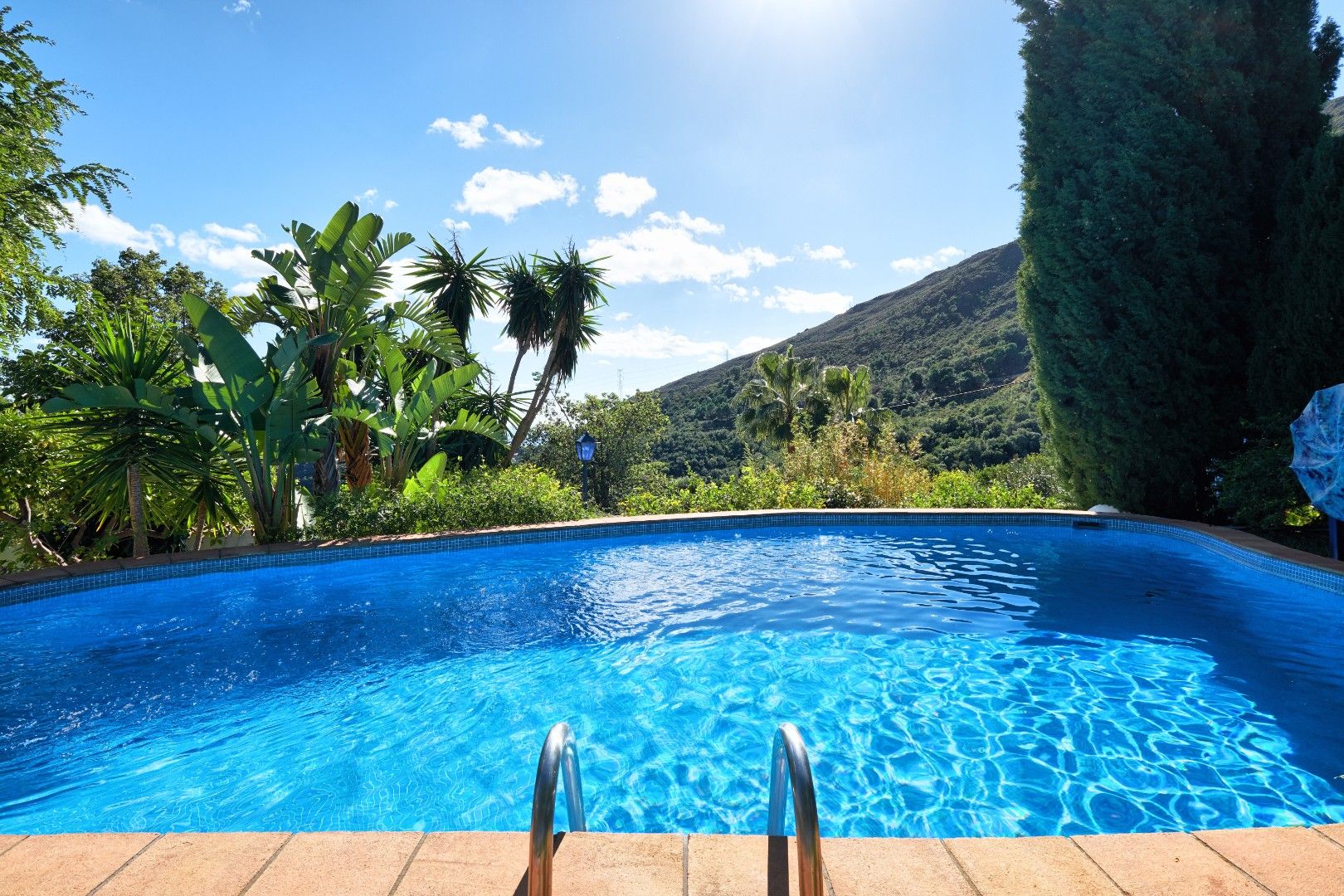 Finca dicht bij de Sierra Bermeja berg.  foto 33