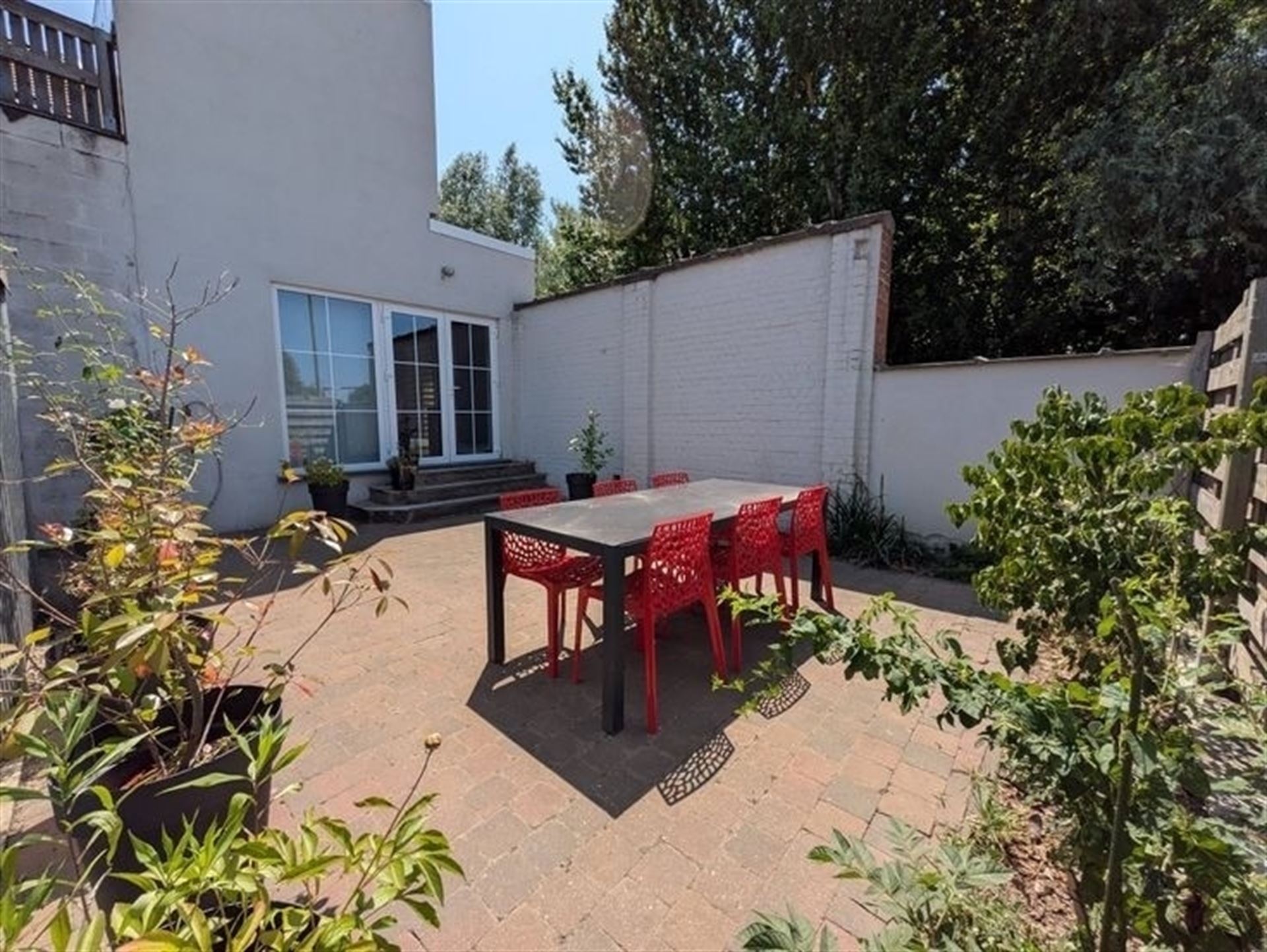 charmante woning met garage en gezellige tuin! foto 2