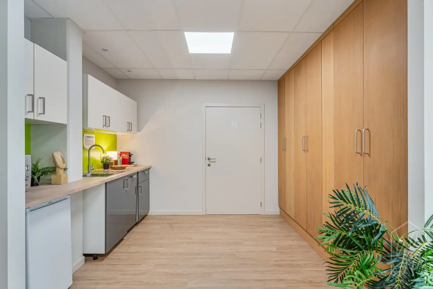 Instapklare kantoorruimte met parking voor de deur in Hasselt foto 11